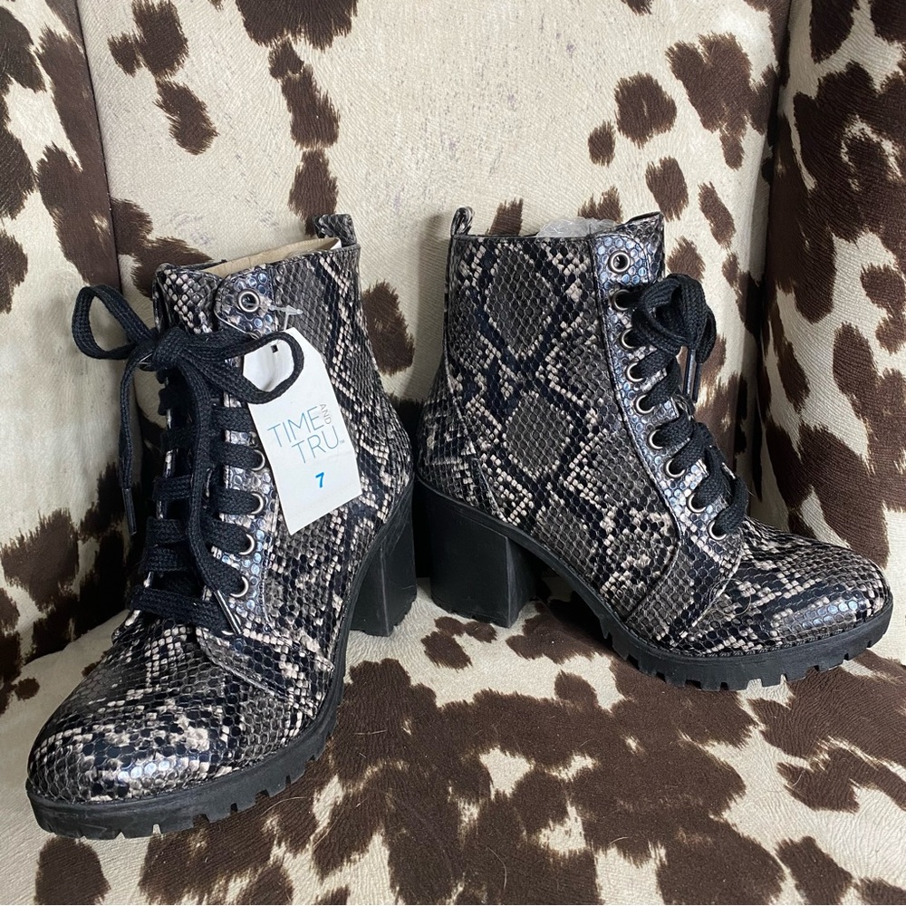 Faux Snakeskin Black and Nude Lace Overlay Combat Boot Platform Heels Size 7